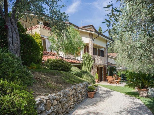 Case e ville in vendita di 240 m² in Via Paolo VI, 190