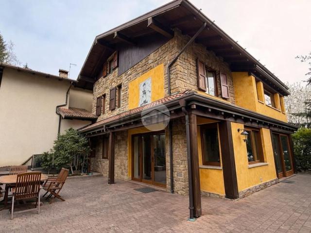 Case e ville in vendita di 240 m² in Via Pizzo Camino, 42