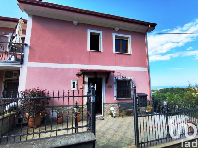 Case e ville in vendita di 240 m² in Via Piano, 43