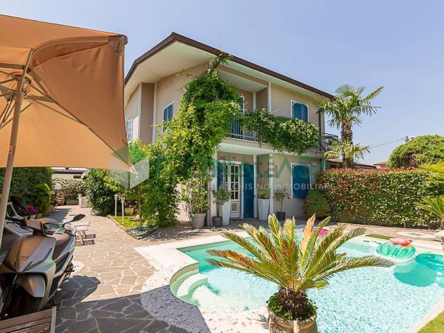 Case e ville in vendita di 240 m² in Via Pianette