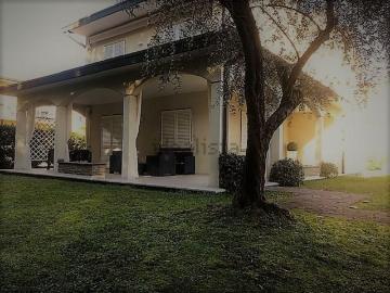Case e ville in vendita di 240 m² in Via Pisa