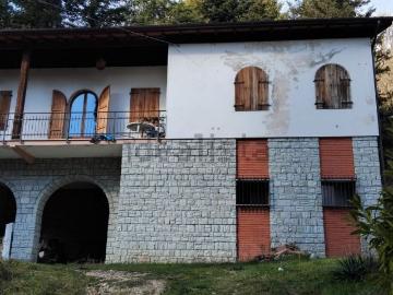 Case e ville in vendita di 240 m² in Via Roti