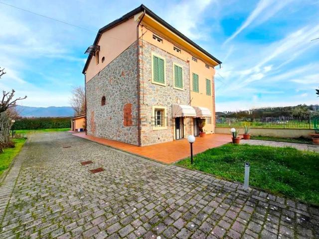 Case e ville in vendita di 240 m² in Via Romana Ovest