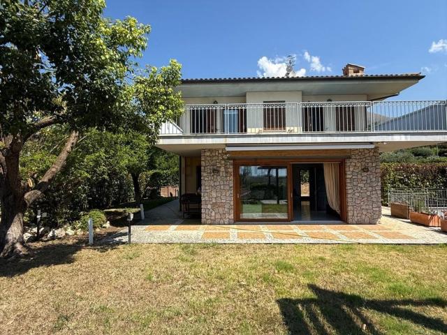 Case e ville in vendita di 240 m² in Via Remigio Paone