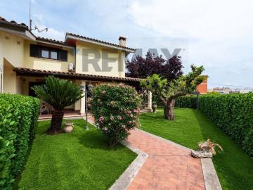 Case e ville in vendita di 240 m² in Via Tiberina, 54