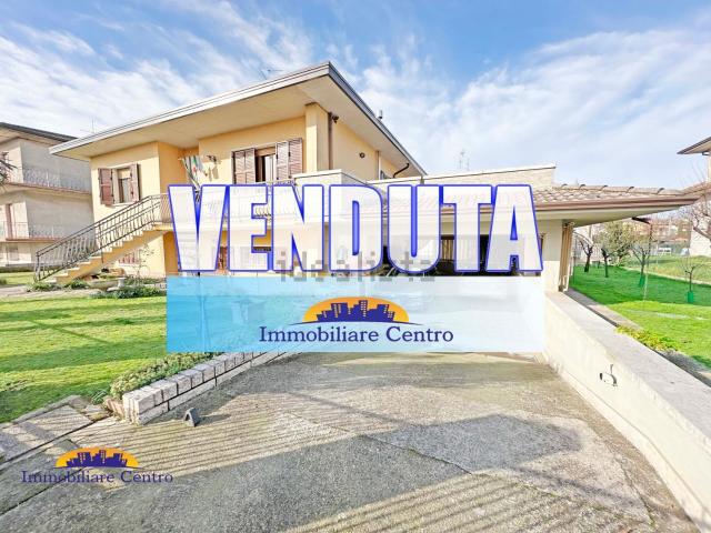 Case e ville in vendita di 240 m² in Via Umberto Giordano, 1