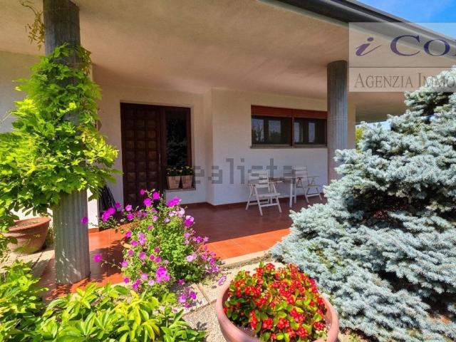 Case e ville in vendita di 240 m² in Via Ugo Foscolo