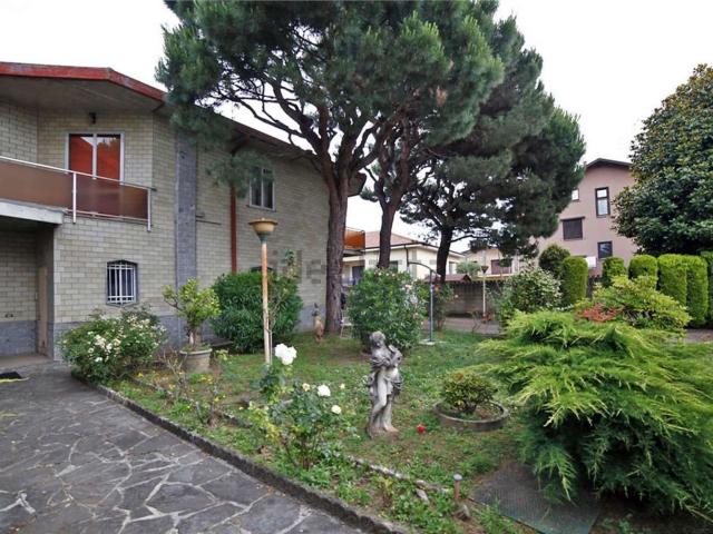Case e ville in vendita di 240 m² in Via Val Vigezzo, 18