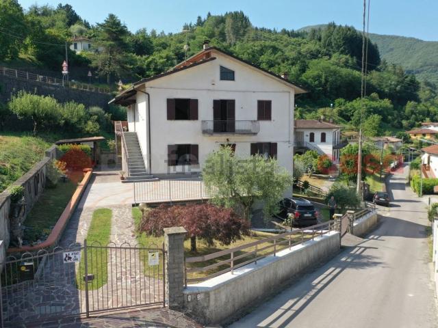 Case e ville in vendita di 240 m² in Via Vandelli, 2
