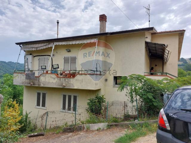 Case e ville in vendita di 240 m² in Via Vardaro