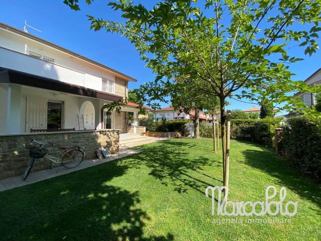 Case e ville in vendita di 240 m² in Via Versilia, 62