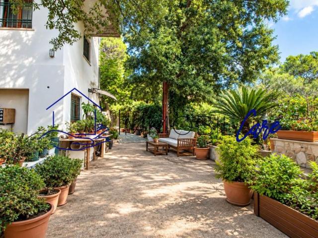 Case e ville in vendita di 240 m² in Via Vitalba, 57128