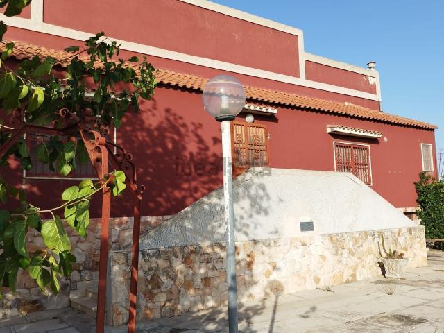 Case e ville in vendita di 240 m² in Via Vizzarro, Taranto, TA