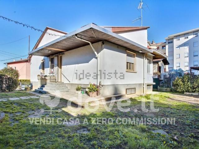 Case e ville in vendita di 240 m² in Via XXV Aprile, 11