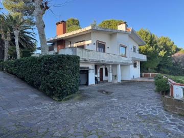 Case e ville in vendita di 240 m² in Viale dei Pini