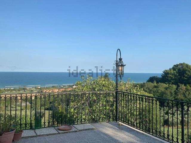 Case e ville in vendita di 240 m² in Contrada Abbadetta, 29