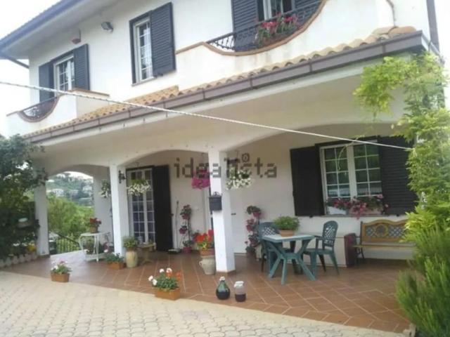 Case e ville in vendita di 240 m² in Contrada Colle Freddo, 5