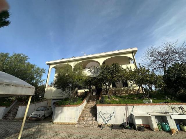 Case e ville in vendita di 240 m² in Contrada Falcone, 1