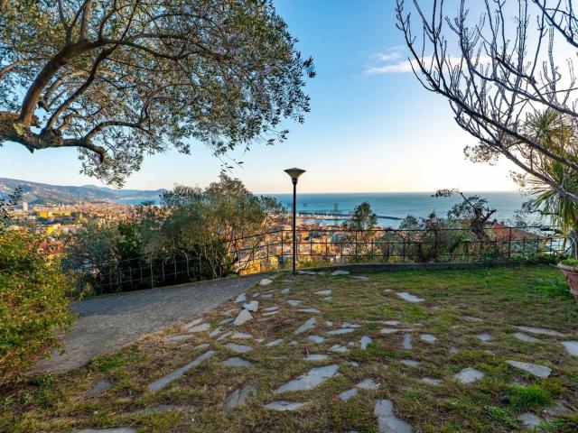 Case e ville in vendita di 240 m² in Salita Bacezza