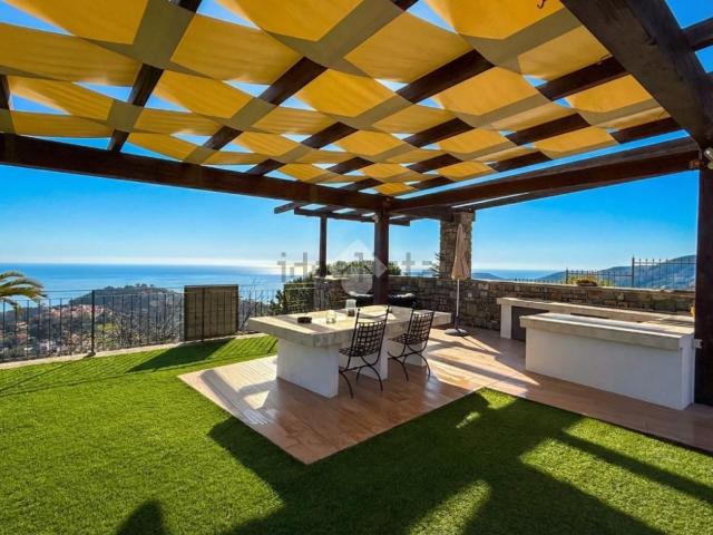 Case e ville in vendita di 240 m² in Strada Civezza, 49