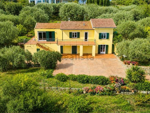 Case e ville in vendita di 240 m² in Strada Berzi