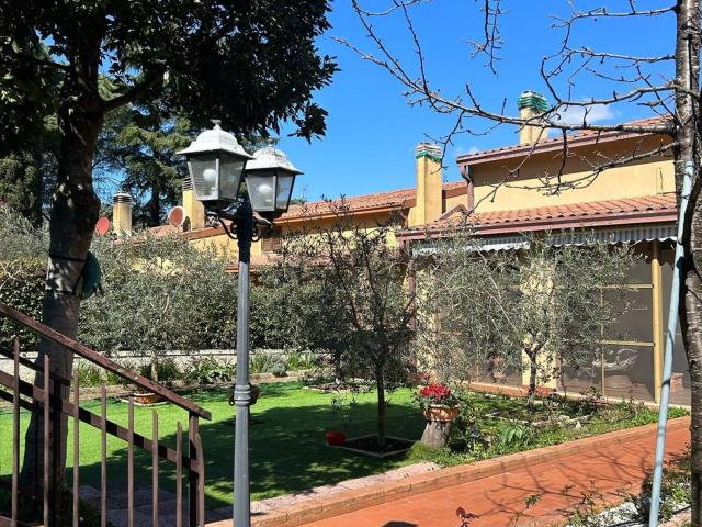 Case e ville in vendita di 240 m² in Strada del Monte Lacugnano