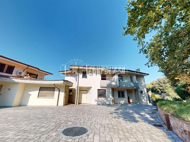 Case e ville in vendita di 240 m² in Strada San Matteo, 14