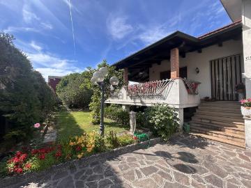 Case e ville in vendita di 241 m² in Via Carota