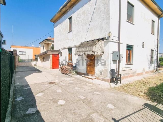 Case e ville in vendita di 241 m² in Via Cisa, 22