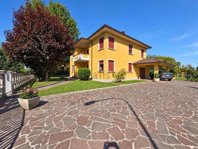 Case e ville in vendita di 241 m² in Via Partigiani D&apos Italia, 3