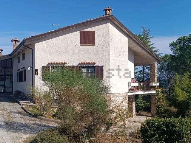 Case e ville in vendita di 242 m²