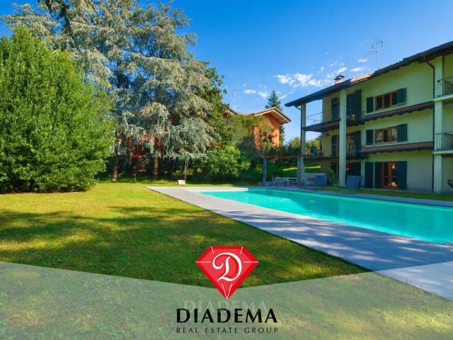Case e ville in vendita di 242 m² in Via Carducci, 16