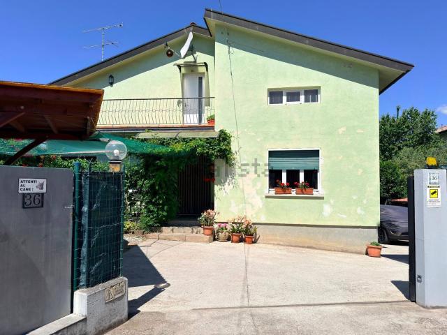 Case e ville in vendita di 242 m² in Via Europa Unita, 36
