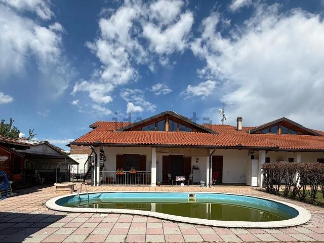 Case e ville in vendita di 242 m² in Via Fratelli Cairoli, 120