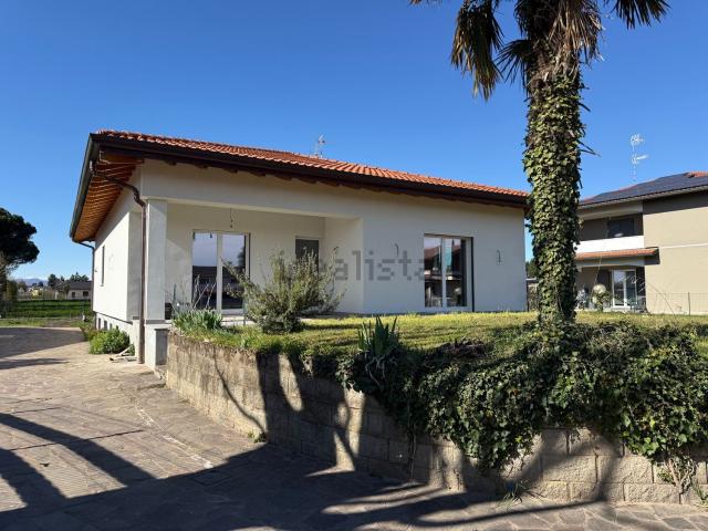 Case e ville in vendita di 242 m² in Via Monte Grappa