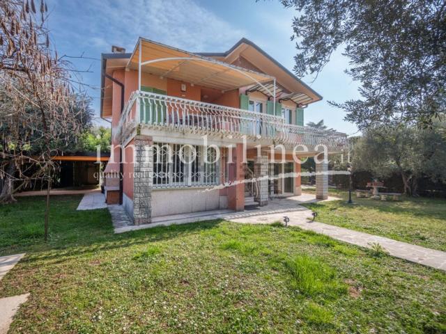 Case e ville in vendita di 242 m² in Via Lazise