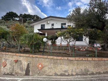 Case e ville in vendita di 242 m² in Viale Vincenzo Gattoleo