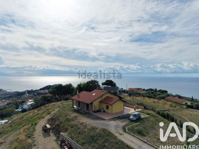 Case e ville in vendita di 242 m² in Strada Civezza, 71