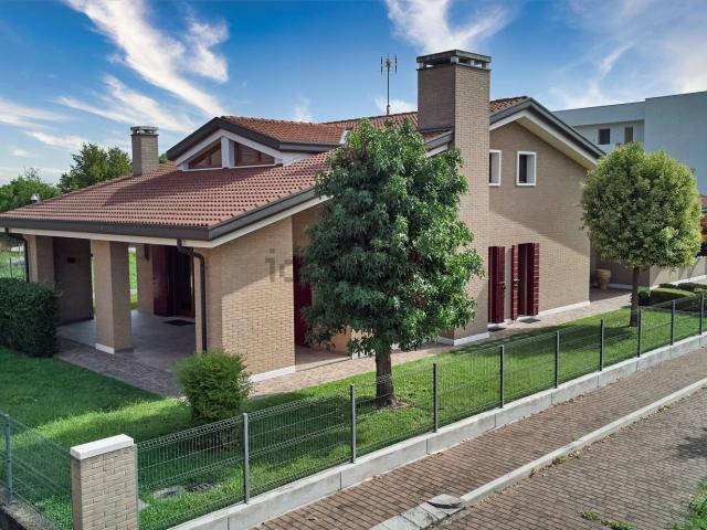 Case e ville in vendita di 243 m²