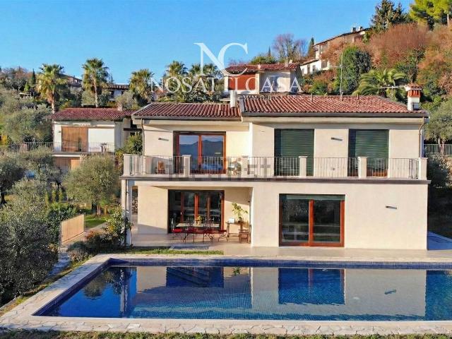 Case e ville in vendita di 243 m² in Via Caronte