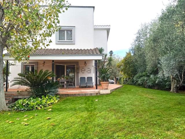 Case e ville in vendita di 243 m² in Via Crocifisso