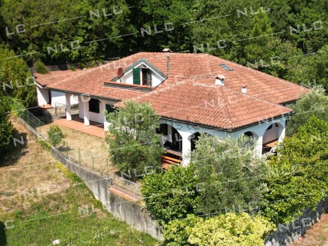 Case e ville in vendita di 243 m² in Via Barletti