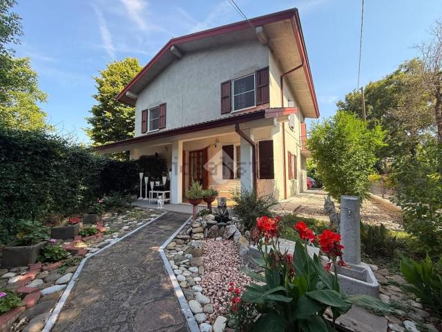 Case e ville in vendita di 243 m² in Via G. Cervi, 1