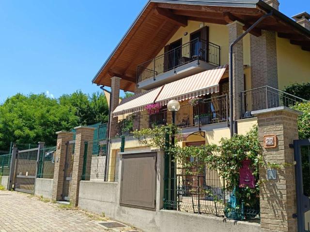Case e ville in vendita di 243 m² in Via Giacomo Leopardi
