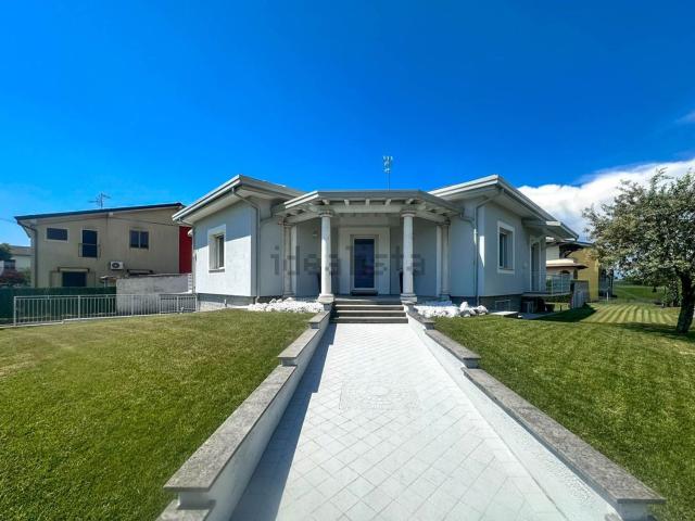 Case e ville in vendita di 243 m² in Via Dante Alighieri