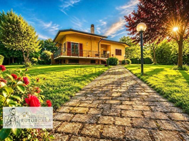 Case e ville in vendita di 243 m² in Via Firenze, 16