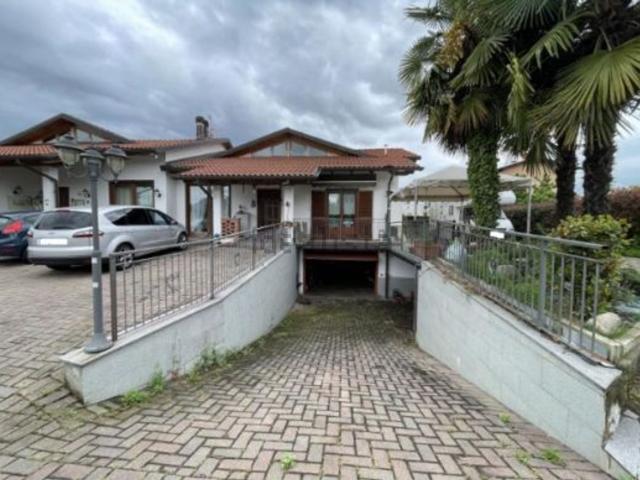 Case e ville in vendita di 243 m² in Via Fratelli Cairoli