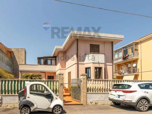 Case e ville in vendita di 243 m² in Via Monti Peloritani, 17