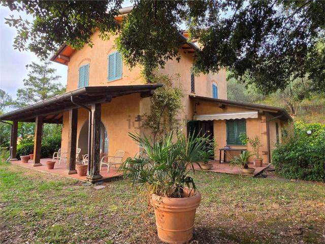 Case e ville in vendita di 243 m² in Via Volturno