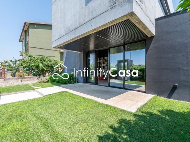 Case e ville in vendita di 243 m² in Via Verona